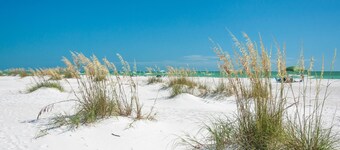 Cute & cozy getaway at north end of Anna Maria Island. 5-min walk to the beach!