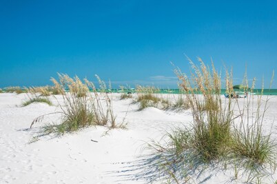 Cute & cozy getaway at north end of Anna Maria Island. 5-min walk to the beach!