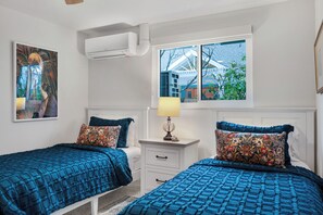 2 bedrooms, iron/ironing board, free WiFi, bed sheets - Cute & cozy getaway at north end of Anna Maria Island. 5-min walk to the beach! (Anna Maria)