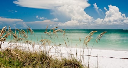 Cozy couples hideaway! 5-min walk to beautiful white sand beach at Bean Point.