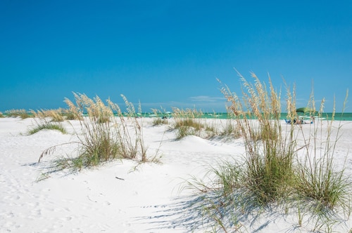 Cozy North end hideaway! 5-min walk to beautiful white sand beach at Bean Point.