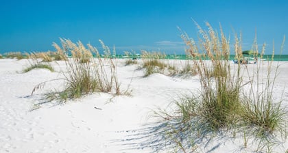 Cozy North end hideaway! 5-min walk to beautiful white sand beach at Bean Point.