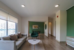 Una televisión, una oficina