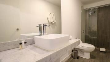 Bañera, secador de pelo y toallas