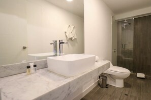 Bañera, secador de pelo y toallas