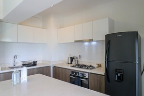 雪櫃、微波爐、焗爐、爐具