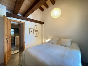 5 bedrooms, desk, iron/ironing board, free WiFi