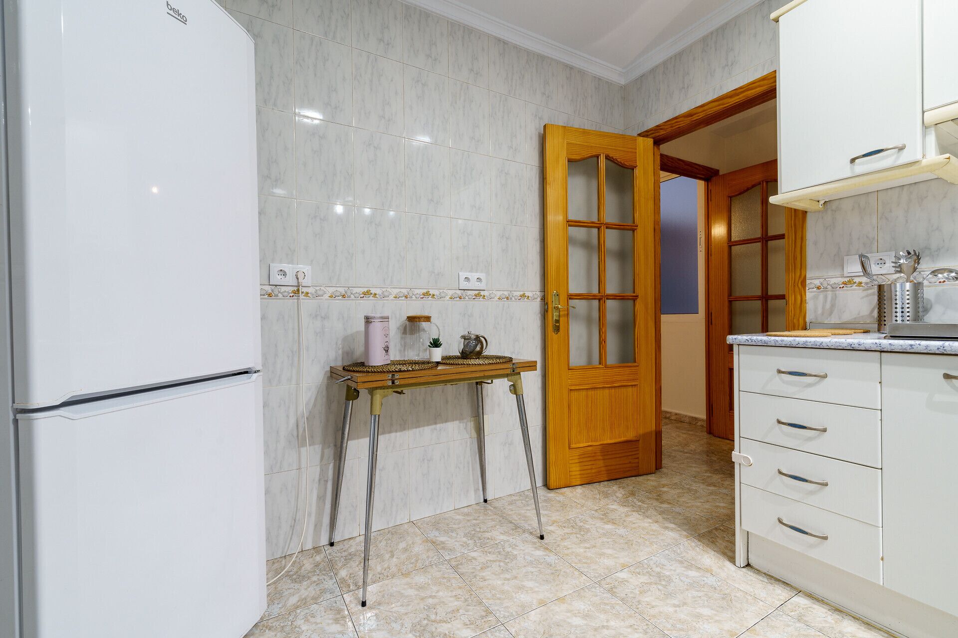 Fridge, microwave, oven, coffee/tea maker