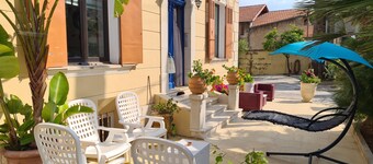 2-room apartment, fitted kitchen, private parking, shops, beaches.