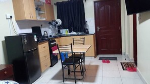 Kühlschrank, Mikrowelle, Herdplatte, Wasserkocher mit Kaffee-/Teezubehör