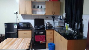 Kühlschrank, Mikrowelle, Herdplatte, Wasserkocher mit Kaffee-/Teezubehör