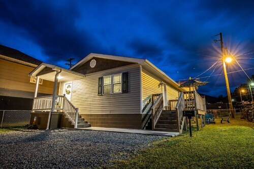 Cottage 304, 2 Bed w/ Fire Pit, near trails!