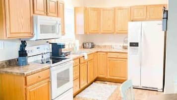 Microwave, coffee/tea maker, cookware/dishes/utensils