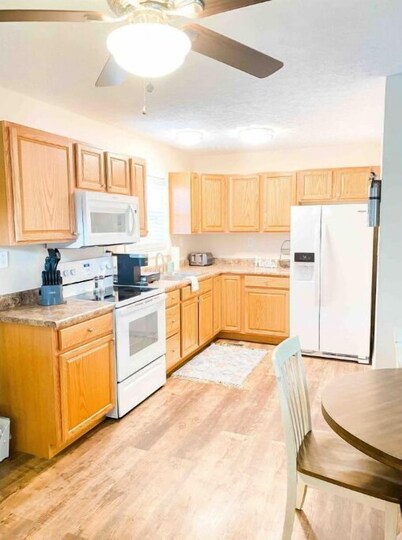 Cottage 304, 2 Bed w/ Fire Pit, near trails!