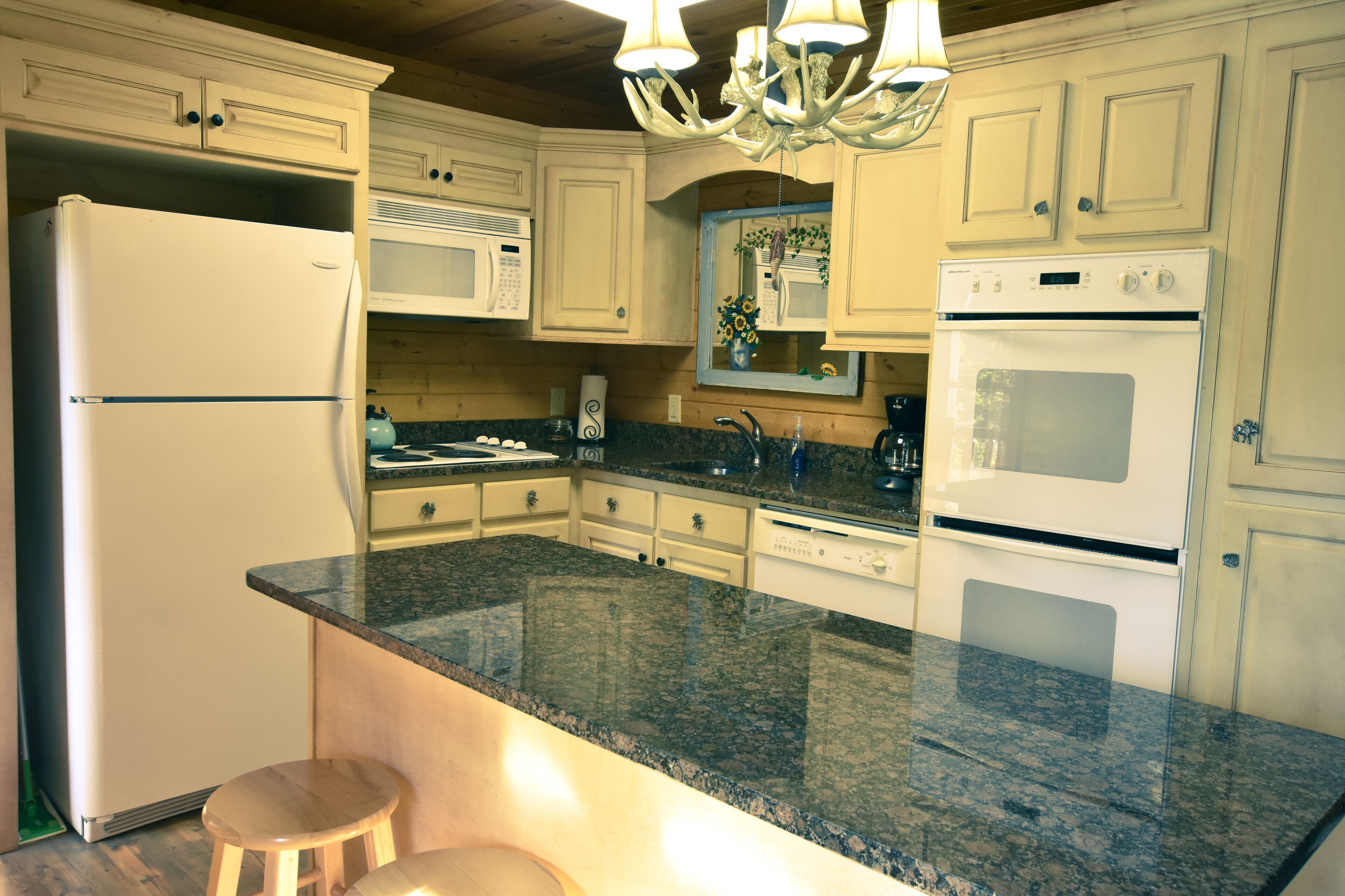 Black Bell Cabin - Fireplace - Mountain Top View - High Speed Internet