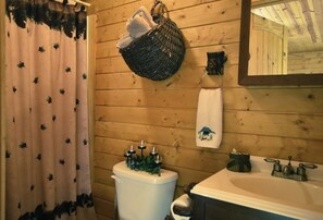 Combined shower/bathtub, towels