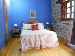 5 habitaciones, tabla de planchar con plancha y cuna de viaje