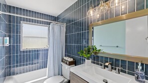 シャワー付き浴槽、ヘアドライヤー、タオル、シャンプー