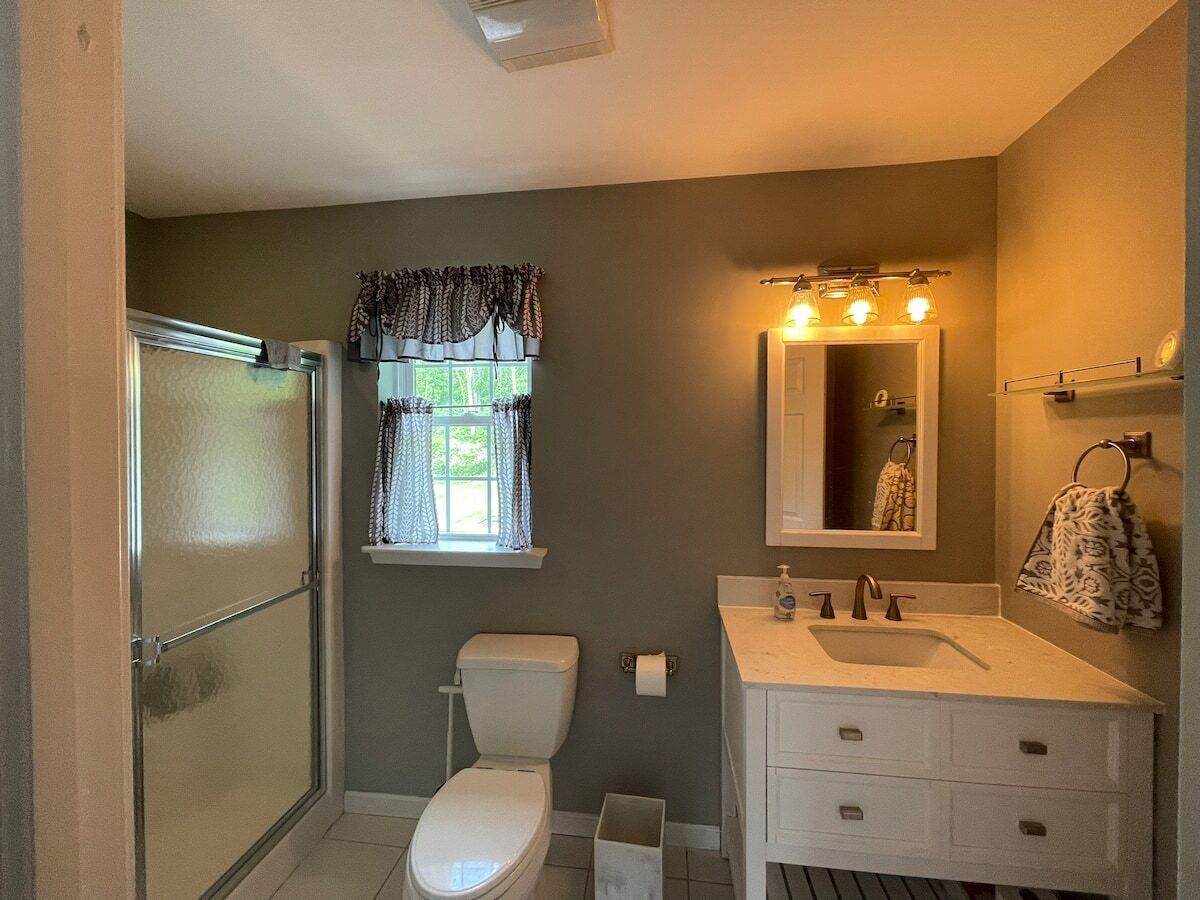 Hidden High Falls 4BR Oasis on 3 acres by trail!