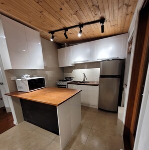 Geladeira, micro-ondas, fogão, cooktop