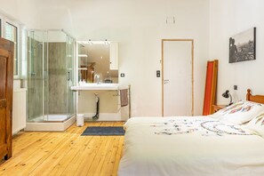 6 chambres, fer et planche à repasser, draps fournis