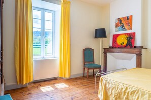 6 dormitorios, tabla de planchar con plancha, ropa de cama