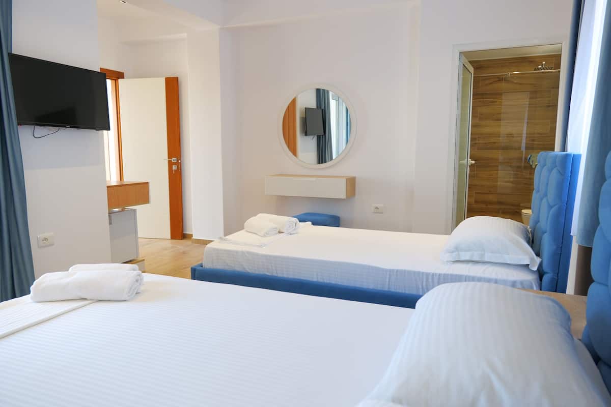 Vierbettzimmer, Balkon | Schreibtisch, schallisolierte Zimmer, Bügeleisen/Bügelbrett