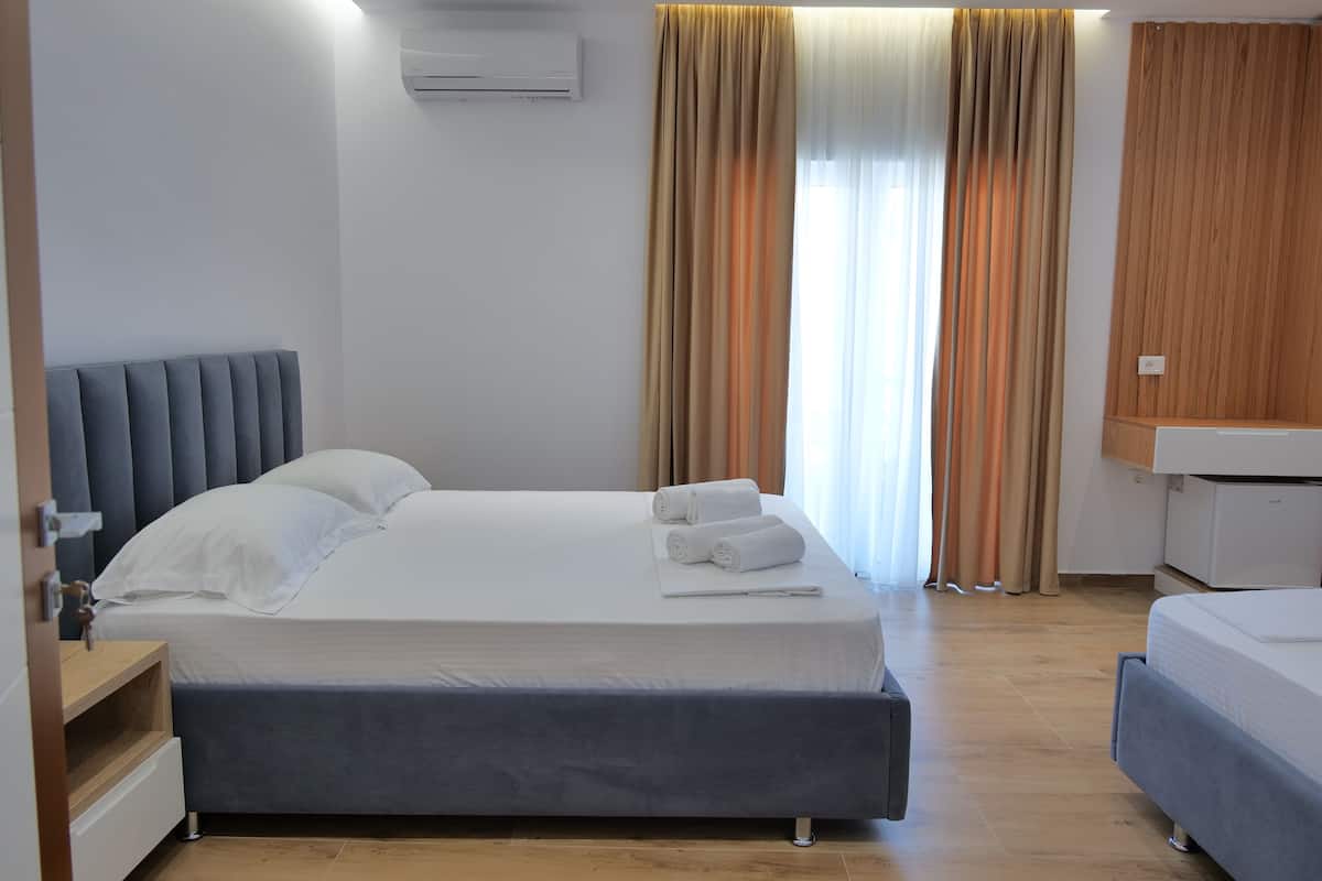 Dreibettzimmer, Balkon | Schreibtisch, schallisolierte Zimmer, Bügeleisen/Bügelbrett