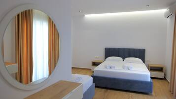 Triple Room, Balcony | Desk, soundproofing, iron/ironing board, free WiFi