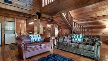 Een televisie en een open haard