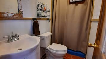 Douche, serviettes fournies, papier toilette