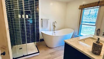 Ensemble douche/baignoire, sĂšche-cheveux, peignoirs, serviettes fournies