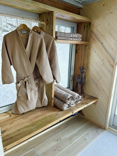 Cozy Cottage with Jacuzzi+Sauna+Fire Pit and Reading Nook!