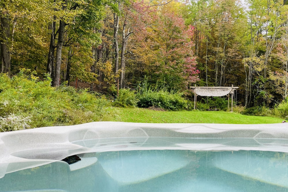 Cozy and Charming Cottage w/ Jacuzzi and Fire Pit!