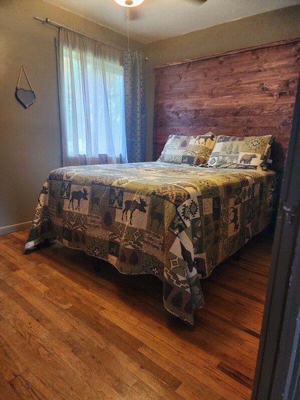 3 bedrooms, desk, iron/ironing board, free WiFi