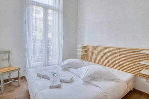 2 slaapkamers, een strijkplank/strijkijzer, internet, beddengoed