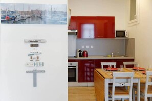 Réfrigérateur, micro-ondes, four, cafetière/bouilloire