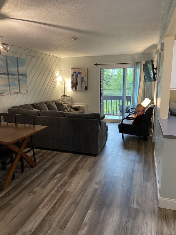 Smart TV, DVD player, video library - Convenient location to Weirs Beach at Lake Winnipesaukee (Laconia)