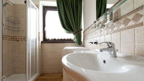 Dusche, Haartrockner, Bidet, Handtücher