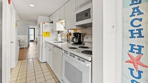 Cafetera y tetera, refrigerador, microondas y horno 