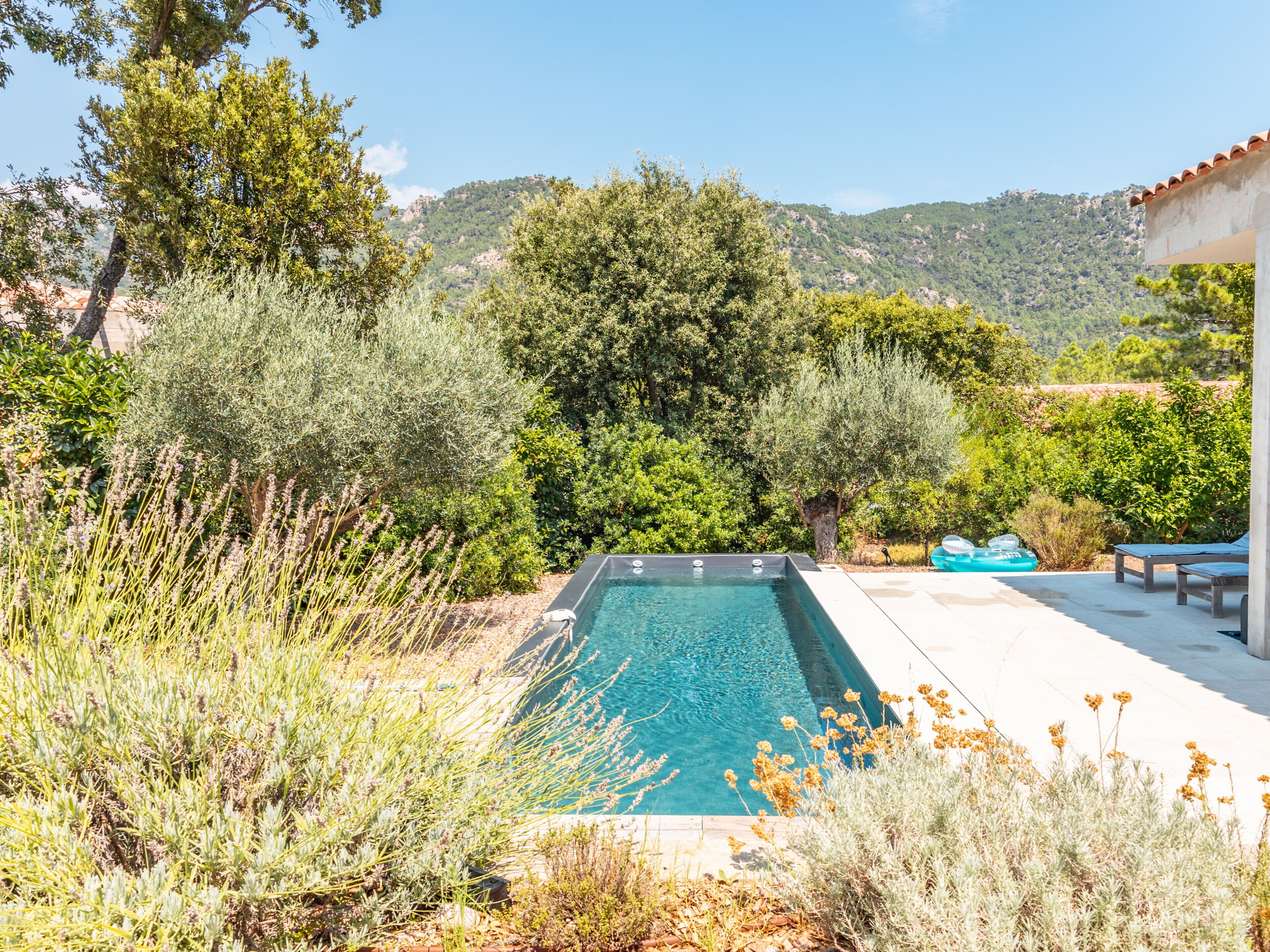 Een verwarmd zwembad