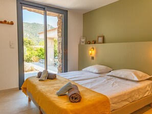 4 chambres, fer et planche à repasser, lit parapluie, Wi-Fi