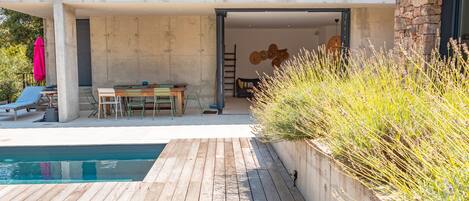 حمّام سباحة مُدفَّأ