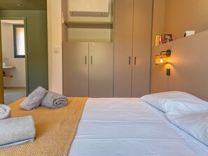 4 bedrooms, iron/ironing board, travel cot, WiFi