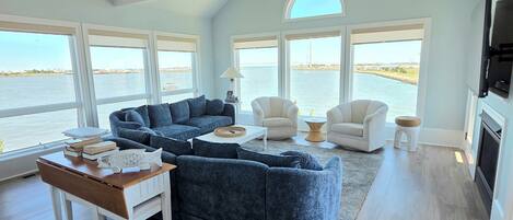 Smart TV, fireplace