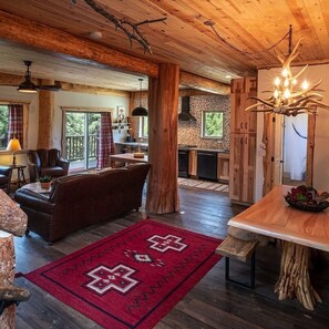Smart TV, fireplace, books, stereo - Treehouse Lodge-Featured in Thrillist Magazine and on Fox "American Dream Home" (Breckenridge)
