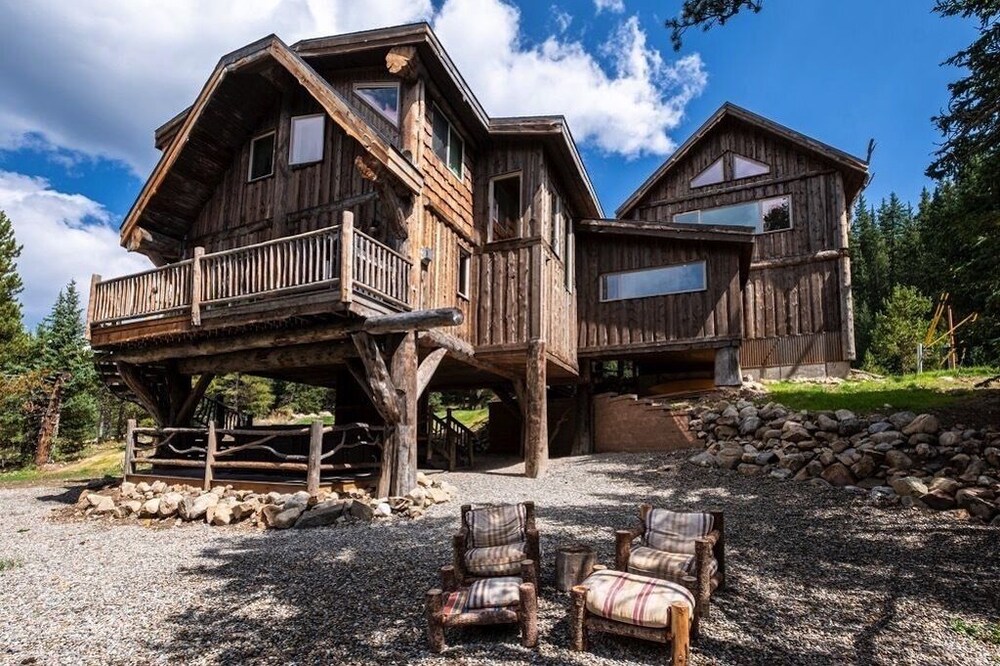 Treehouse Lodge-Featured in Thrillist Magazine and on Fox "American Dream Home"