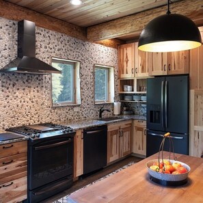 Fridge, microwave, oven, stovetop - Treehouse Lodge-Featured in Thrillist Magazine and on Fox "American Dream Home" (Breckenridge)
