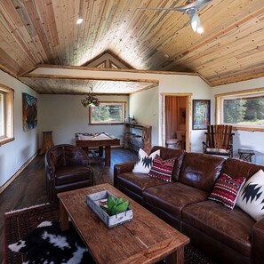 Smart TV, fireplace, books, stereo - Treehouse Lodge-Featured in Thrillist Magazine and on Fox "American Dream Home" (Breckenridge)