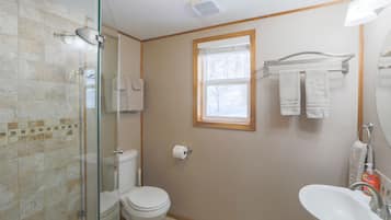 Cabaña superior, baño privado (Birch Cabin) | Baño | Ducha, secador de pelo, toallas y jabón